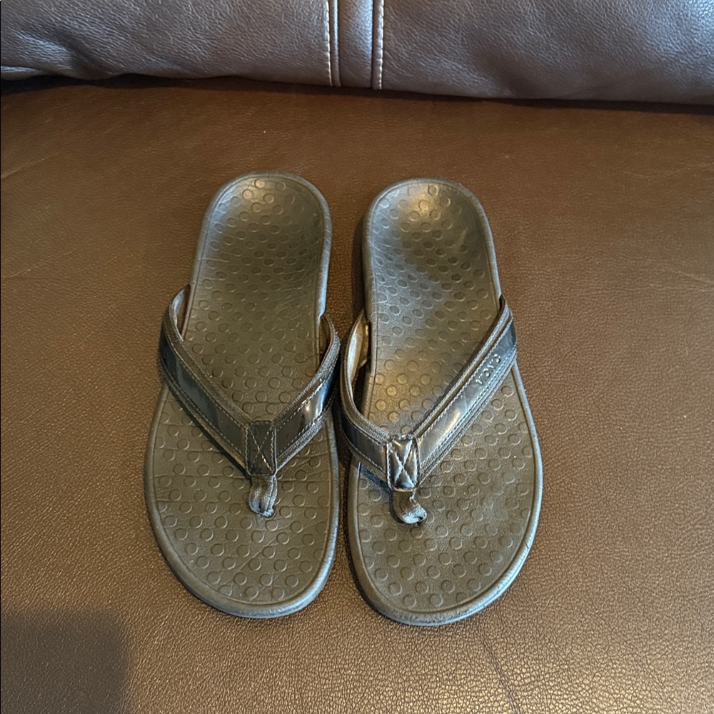 Vionic Womens sandals beige sz 9